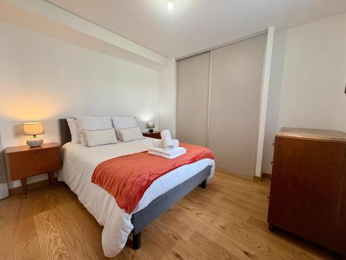 Postel nebo postele na pokoji v ubytování Aux Volets Bleus - Wifi Rdc Parking