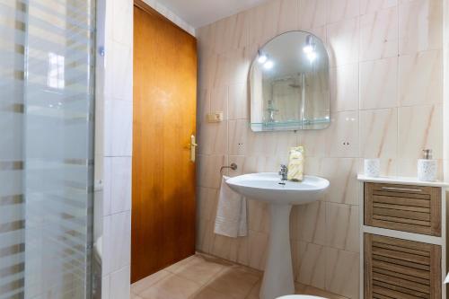 a bathroom with a sink and a mirror and a shower at rentafive - Piscina - Playa - Adosado in Gran Alacant