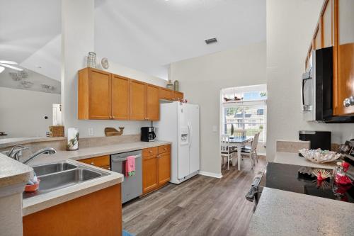 Η κουζίνα ή μικρή κουζίνα στο Spacious 4BR Retreat with Heated Pool & Spa home