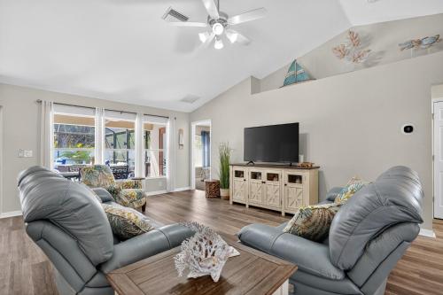 Μια τηλεόραση ή/και κέντρο ψυχαγωγίας στο Spacious 4BR Retreat with Heated Pool & Spa home