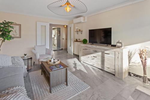 La Plage - Spacious - Sea View - Parking - AC - Pool