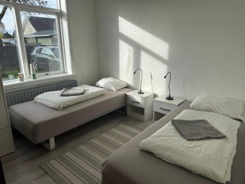 En eller flere senge i et værelse på Fasan Sleeping