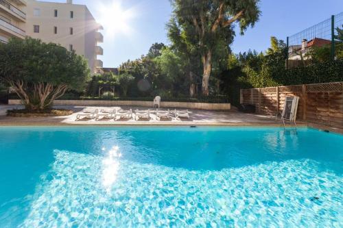 La Plage - Spacious - Sea View - Parking - AC - Pool
