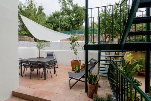 Stylish 2-Bedroom Apartment with Terrace in Alcântara