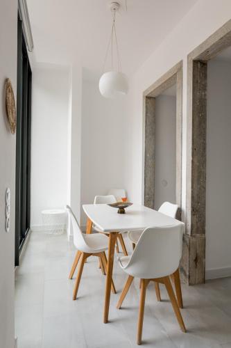 Stylish 2-Bedroom Apartment with Terrace in Alcântara