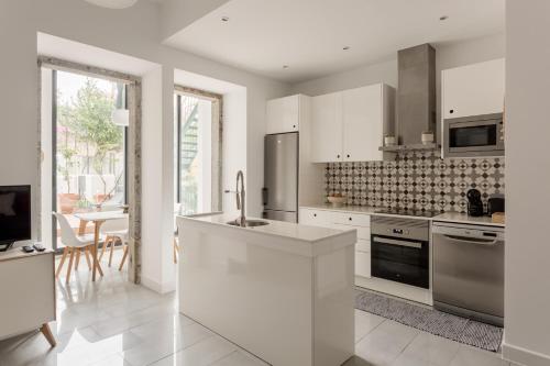 Stylish 2-Bedroom Apartment with Terrace in Alcântara