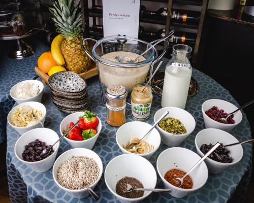 Una mesa cubierta con cuencos de comida sobre una mesa en Apótek Hotel Reykjavík by Keahotels, en Reikiavik