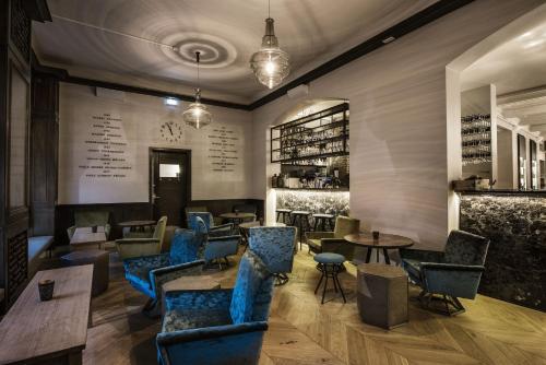 レイキャビクにあるアポテック ホテル レイキャビク バイ ケアホテルズの青い椅子とテーブル付きのバー