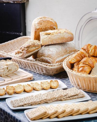 Una mesa cubierta con cestas de pan y pasteles en Apótek Hotel Reykjavík by Keahotels, en Reikiavik