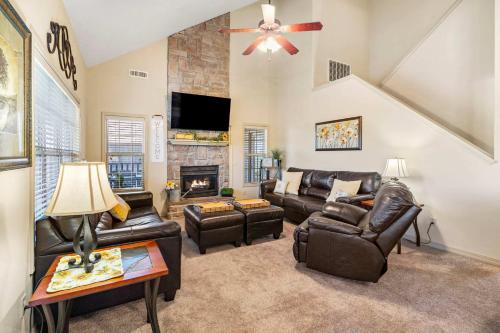 Телевизор и/или развлекательный центр в Honey Bee Inn with Communal Amenities & More