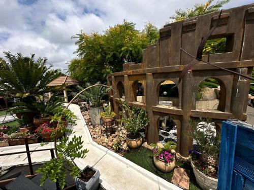 Un jardín fuera de Kiwara Guesthouse