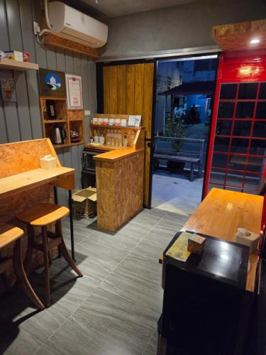 una stanza con tavolo, sedie e bancone di 珊禾 民宿編號2150號 a Città di Taitung