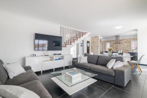 BEAUTIFUL VILLA - 4 bedrooms, heated pool, 2 priv car park places, fibre net, PS5, tv channels