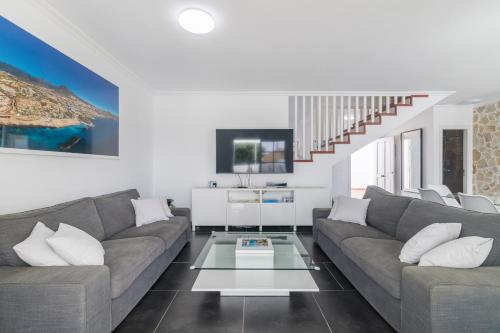 BEAUTIFUL VILLA - 4 bedrooms, heated pool, 2 priv car park places, fibre net, PS5, tv channels