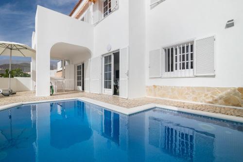 BEAUTIFUL VILLA - 4 bedrooms, heated pool, 2 priv car park places, fibre net, PS5, tv channels