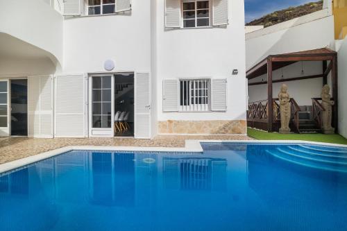 アデへにあるBEAUTIFUL VILLA - 4 bedrooms, heated pool, 2 priv car park places, fibre net, PS5, tv channelsのヴィラ(家の前にスイミングプール付)