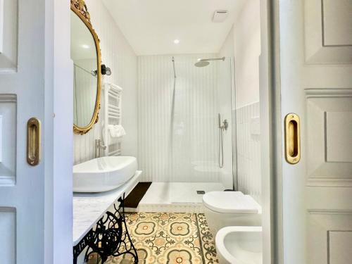 Baño blanco con 2 lavabos y aseo en SantuzzaMia, en Catania