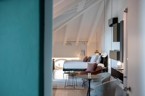 Un dormitorio con una cama, una silla y una mesa. en Gius La Diffusa, en Caldaro