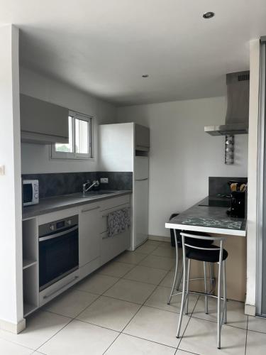 une cuisine avec un évier et un plan de travail dans l'établissement Studio 4 personnes, à Puget-sur Argens