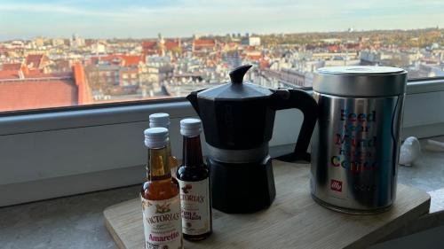 Příslušenství pro přípravu čaje a kávy v ubytování Art View 9 - Panoramiczny widok na miasto, Stylowy apartament dla dwojga, King size bed