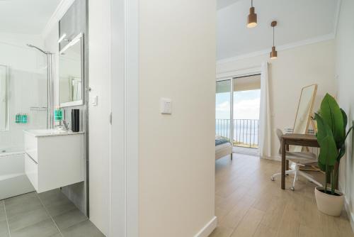 bagno bianco con lavandino e scrivania di Villa Pargo Green by Madeira Dream Stays a Ponta do Pargo