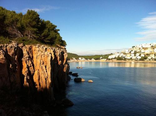 a large body of water with houses on a cliff at Can Miquel in L'Escala