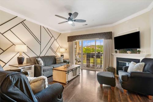 a living room with a couch and a tv at Kings Hideaway - Near DT in Branson
