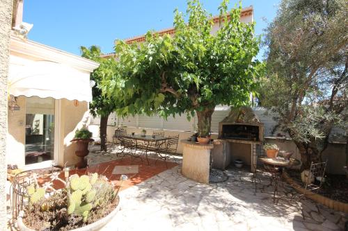 Bel Appartement climatise de plain pied 80m de la mer, wifi, grand sejour 2 chambres belle terrasse LXRM3