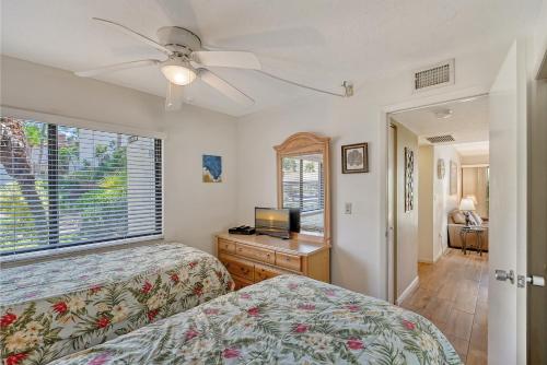 Postel nebo postele na pokoji v ubytování Midnight Cove II 214F