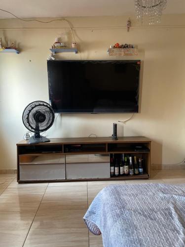 Μια τηλεόραση ή/και κέντρο ψυχαγωγίας στο Suite confortável