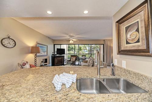 una cucina con lavello e un soggiorno di Midnight Cove II 224F a Siesta Key