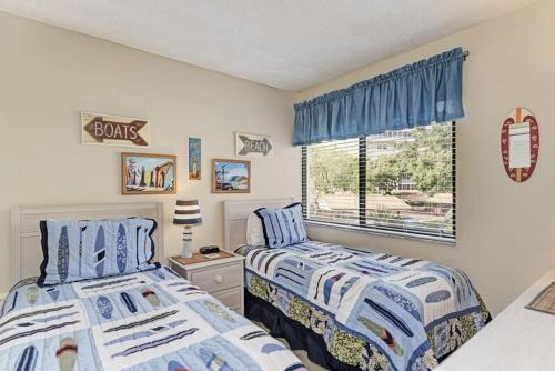 due letti uno accanto all'altro in una camera da letto di Midnight Cove II 224F a Siesta Key