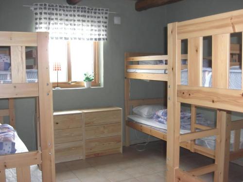 Dos literas en una habitación con ventana. en Awesome Home In Löderup With Two Bedrooms And Wifi, en Sandby