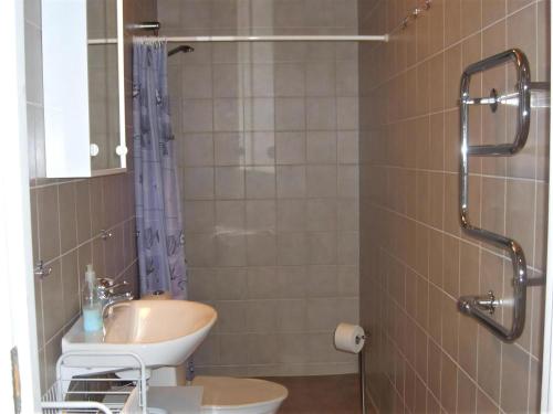 Un baño con lavabo, inodoro y ducha. en Awesome Home In Löderup With Two Bedrooms And Wifi, en Sandby