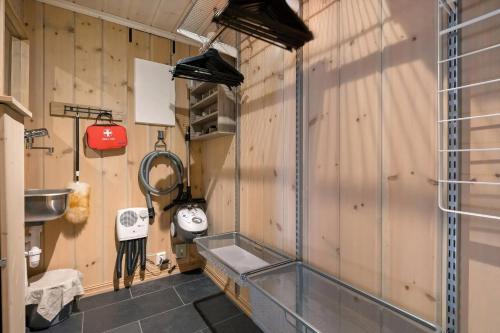 un baño con lavabo y espejo en Magical Winter Days At Sjusjøen, en Mesnali