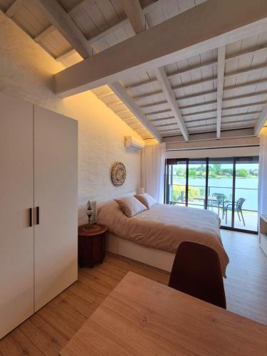 a bedroom with a large bed and a table at Monoambiente a 5 minutos del aeropuerto ESPECTACULAR in Montevideo