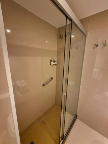 a shower with a glass door in a bathroom at Monoambiente a 5 minutos del aeropuerto ESPECTACULAR in Montevideo