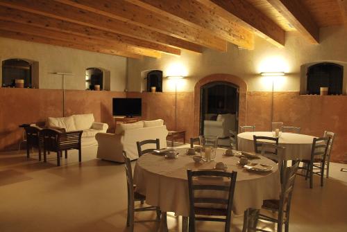 een eetkamer met tafels en stoelen en een bank bij Corte Mondina in Gazoldo degli Ippoliti