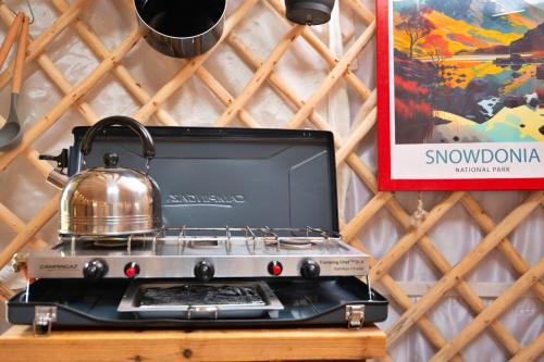 einen Wasserkocher auf dem Herd in der Unterkunft Finest Retreats - Pandy Mongolian Yurt in Penmaen Pool