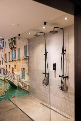 eine Dusche mit Blick auf einen Kanal in der Unterkunft Boutique Hotel de Statie in Valkenswaard