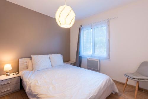 une chambre avec un lit blanc et une fenêtre dans l'établissement Chalets De L’arriutort - Laruns, à Laruns