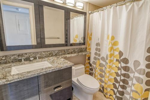 Ένα μπάνιο στο Midnight Cove II 122F