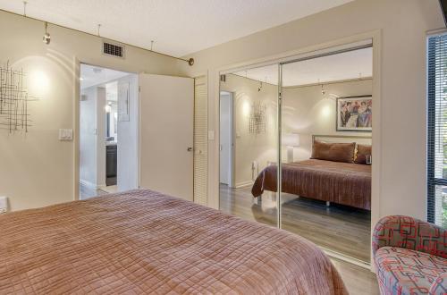 Ένα ή περισσότερα κρεβάτια σε δωμάτιο στο Midnight Cove II 122F