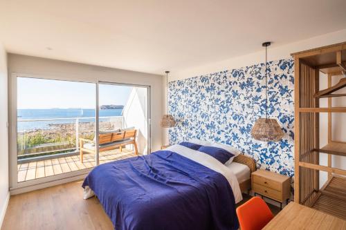 ein Schlafzimmer mit Bett und Meerblick in der Unterkunft Logement exceptionnel, sur plage in Trélévern