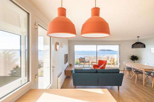 ein Wohnzimmer mit Sofa und Tisch in der Unterkunft Logement exceptionnel, sur plage in Trélévern