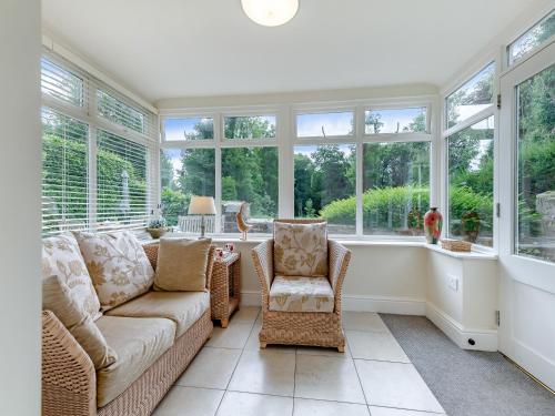 PrestonにあるFox Cover - Uk49892のリビングルーム(ソファ、椅子、窓付)