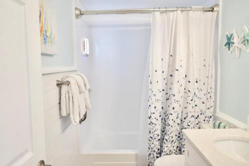 Et badeværelse på Private Wrightsville Beach Retreat - Channel View!