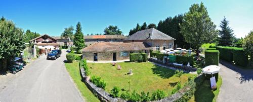 un modèle de maison avec jardin dans l'établissement Hôtellerie de Plein Air Camping Leychoisier, à Bonnac-la-Côte