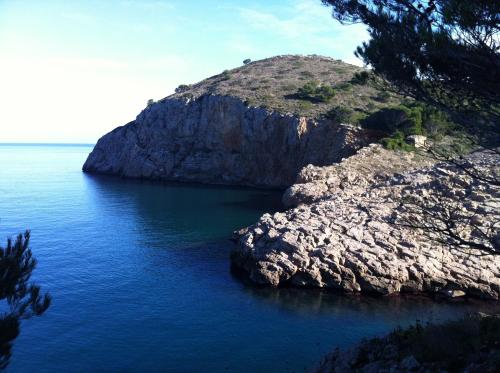 an island in the middle of a body of water at Can Miquel in L'Escala