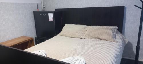 سرير أو أسرّة في غرفة في Mary&George